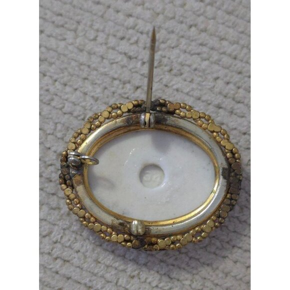 Vintage Porcelain Brooch/Pendant Courting Couple Scene & Ornate Gold-Tone Frame - Picture 5 of 7